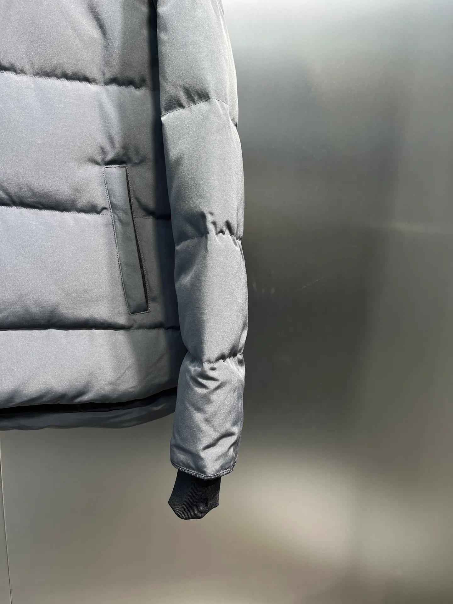 P700 Goose 🌟17 styles of chest patch, same style for men and women, cold-resistant down jackets! The fur collar is detachable. The natural Siberian coyote fur collar has a delicate yet strong feel, which comes from the sense of life that comes from the erosion of wind and frost in nature. The market usually uses raccoon fur or fake fur instead, which is not even the slightest bit better! The collar part has cold-proof flannel, which is close to the head and neck, comfortable and warm! The fabric is made of high-density nano-level waterproof fabric, which is windproof and wear-resistant and has a certain thickness! The zipper is the official YKK brand! The waist has an elastic waistline design that can be adjusted according to yourself! There is also an anti-wind Velcro inside! Seamless threaded cuffs to avoid stiffening! In order to prevent cold wind from pouring in, a double closure design is adopted. On the premise of the traditional zipper fly, six Velcro fasteners are used for secondary closure, which brings better warmth retention effect. It retains the classic hooded design and uses super large luxurious wolf fur to protect against wind and cold. No matter how low the temperature is this winter, one piece is enough. I’ll give you the wind and temperature. Size: s-xl